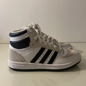 Sneakers  - Adidas high top sneakers i gott skick då de bara har använts ett fåtal gånger