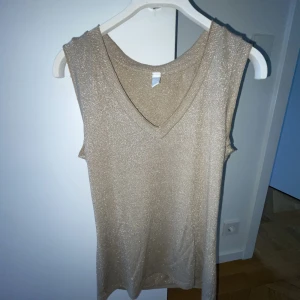 Guldigt linne - Ett jättefint guld linne köpt på en liten butik i Frankrike! 💗Knappt använd och i så fint skick!  