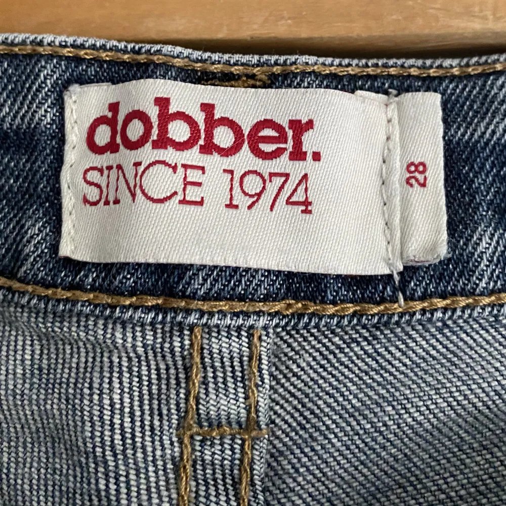 Ett par jeans ifrån dobber i storlek 28.  Köpt secondhand men aldrig använt. Tycker att de sitter lite för tajt på mig. Skriv privat om bilder önskas på hur de sitter på☺️ köparen står för frakten💙. Jeans & Byxor.