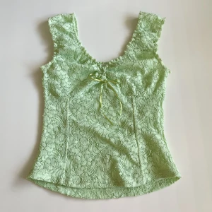 Linne - Säljer denna otroliga topp jag köpte på depop då den tyvärr är för liten för mig! Helt jävla underbar och i nyskick⭐️❤️kan posta mellan 7-12 juli!