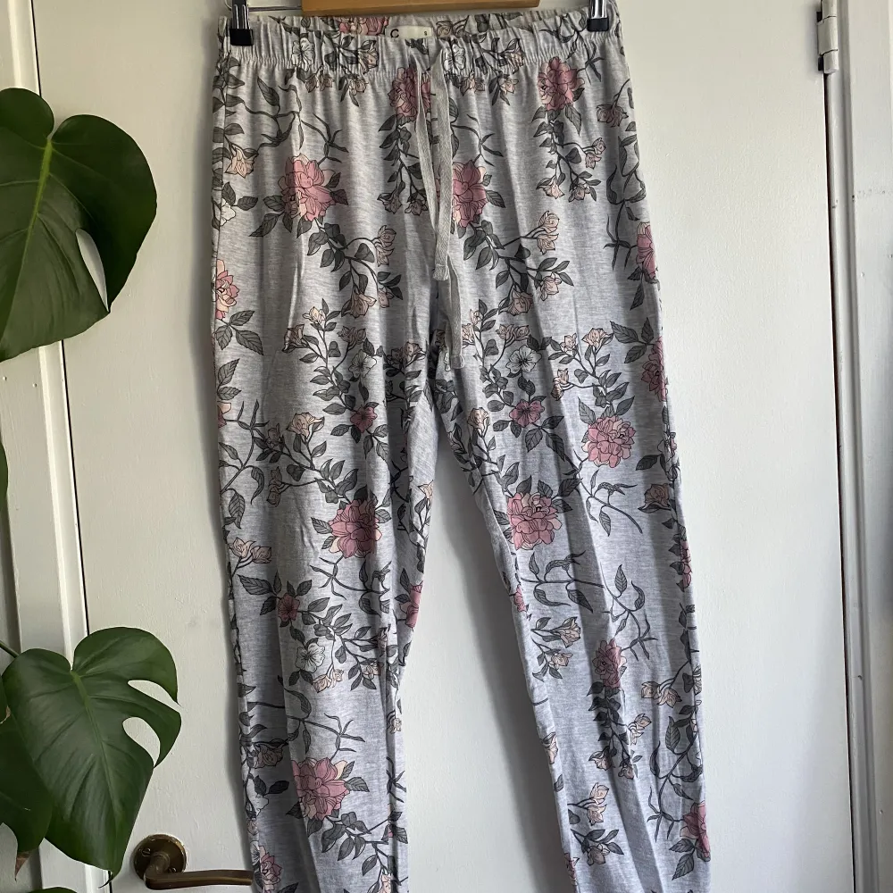 Sköna pyjamasbyxor ifrån Cubus. Använt skick. I storlek S. Köparen står för frakten🩶. Jeans & Byxor.