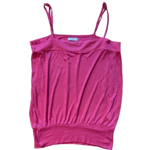 Rosa top - Vintage från Vila, skick: 8/10! Skriv om du har frågor eller vill se fler bilder!