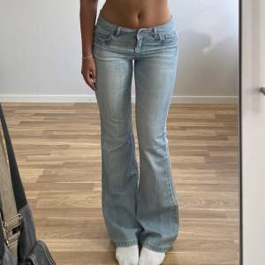 Superfina lågmidjade bootcut jeans i en ljusblå färg. Midja: ca 83cm runt om. Innerben: 84cm. Jag är ca 169cm och brukar ha storlek 38/M. Skriv vid fler funderingar. Frakt tillkommer! Använd gärna köp nu🙌