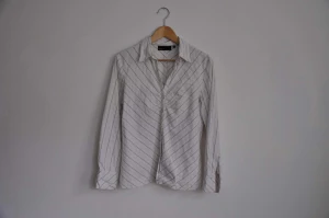 Ljus, mönstrad skjorta/blus - Pris efter överenskommelse, mängdrabatt kan ges. En stilren och fräsch överdel med diagonala streck