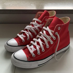 Röda Converse - Superfina röda converse i nästintill nyskick! (använda ca 2 gånger) Köpta för 799kr. Kom privat för fler bilder eller frågor 💞