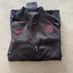 Psg tröja - Såljer denna psg kofta, den är i dam modell så den sitter tight. Den är knappt använd och i storlek S Jag fraktar endast och köparen står för frakten❣️