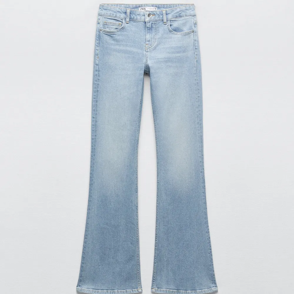 Helt oanvända Zara jeans med flare💕. Jeans & Byxor.
