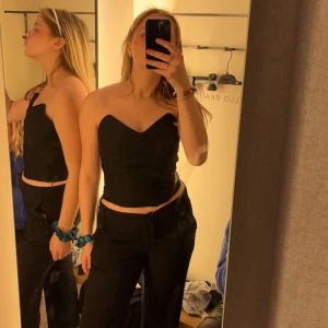 Korsett topp - Såå fin korsett topp från bikbok. Storlek XS o sitter verkligen så fint på kroppen! Knappt använd 💓