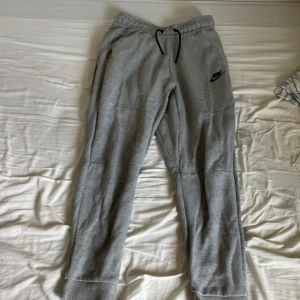 Gråa Nike tech fleece byxor - Hej! Säljer dessa mjukis byxor på grund av att de är för små skicka 9/10 nypris 850 köpt på nike. Tveka inte på att höra av er om ni undrar nåt 
