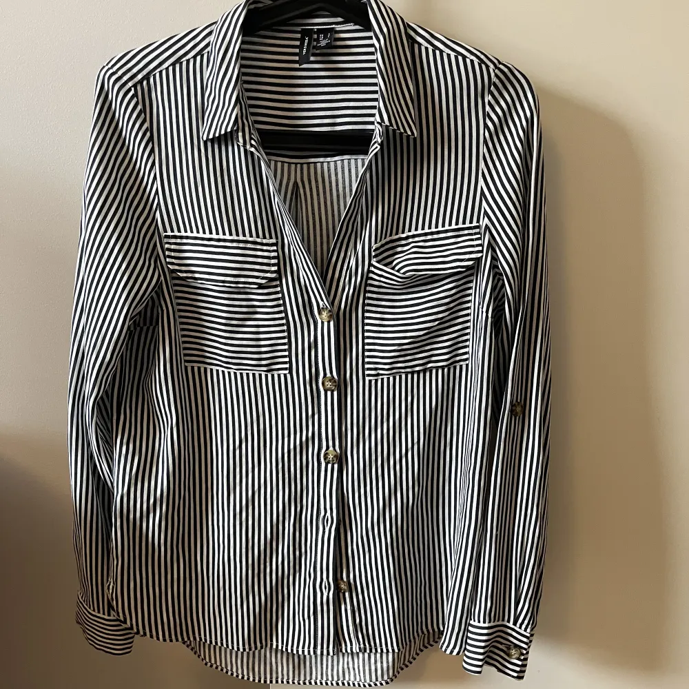 Jättefin skjorta från vero moda, aldrig använd. Finns knappar på ärmen för att kunna rulla upp ärmarna och fästa. Tunt tyg. Skjortor.
