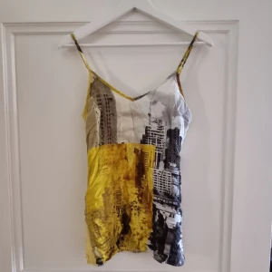 Linne - Lätt linne med gatubilds trygg på i gul och grå! Supersnyggt inte min stil bara! Vädur newyork