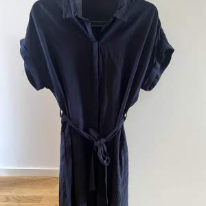 Jättefin mörkblå skjortklänning i rak form men med stretchigt tyg. Från veromoda, aldrig använd 