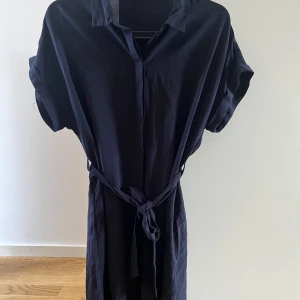 Skjortklänning - Jättefin mörkblå skjortklänning i rak form men med stretchigt tyg. Från veromoda, aldrig använd 