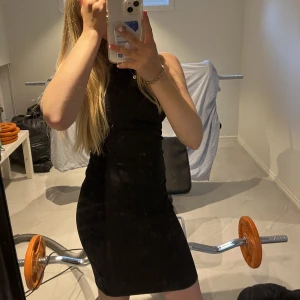 Svart lång klänning  - En jätte fin klänning jag använt Max 3 gånger ☀️ jätte fin nu till sommaren 💓🍉🌼