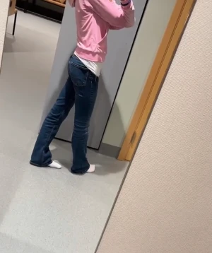 Zara jeans - Jätte fina low waist zara jeans utan några defekter i strl 34 säljer för att de inte kmr till andvändling längre💗💗