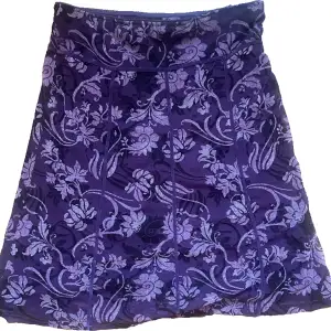Superfin kjol/topp från Mexx 💕 köpte den secondhand så är faktist inte helt säker på vad den egentligen är 🥲 Som kjol passar den typ S men som tröja passar den typ L 💞