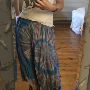 Hippiebyxor - Jättefina hippiebyxor köpta i en butik på adelsgatan (Gotland) i fint skick och sparsamt använda.