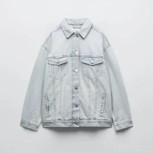 Jeansjacka Zara - Säljer denna ljusblå jeansjacka från Zara då den är stor på mig! Storlek xs/s men oversized i modellen 