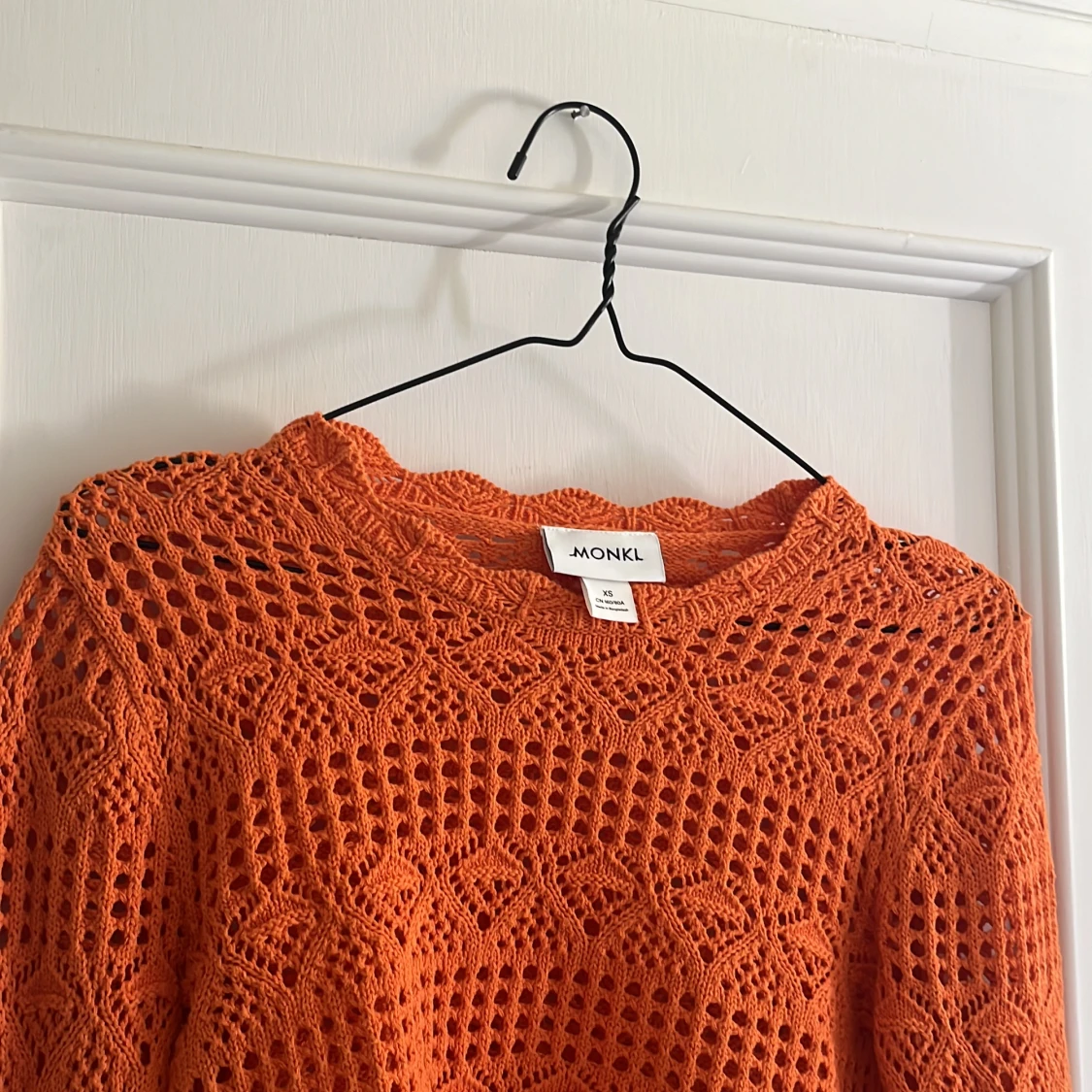 Virkad orange tröja från Monki. - 90