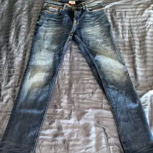 Säljer dessa snygga Tommy Hilfiger jeans. Köpa för 1200kr, skick 9/10!