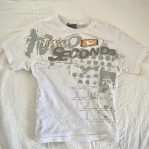 T shirt  - En skit snygg tischa ifrån two seconds i storlek XS.