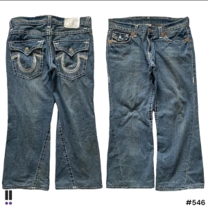 true religion jeans - skittunga baggy trueys! 💜ytterben, 95cm💜innerben, 47cm💜midja, 47cm rakt över 💜benöppning, 26cm💜modell, 180cm