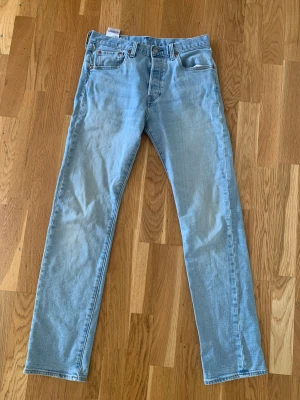 Levis 501 - Levis 501 jeans i färgen mörkblå. Jeansen är i väldigt bra skick. Storlek: W29 L32
