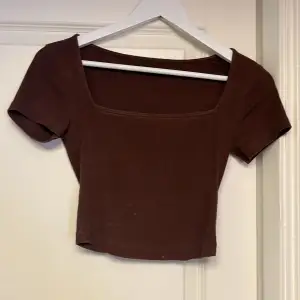 Brun square-neck T-shirt i stretchigt material och tight passform