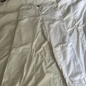 Vita Jeans från H&M, strl 42 - Zip nertill  Strl 42 