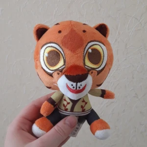 tigrinnan kung fu panda nalle - Detta är en nalle som är tigrinnan kung fu panda filmerna. Jag fick den i en mug men jag har ingen använding för den och vill att den ska hitta etr hem hos någon som kan uppskatta den!😁 Klicka inte på "köp nu" utan att kag har godkänt det.