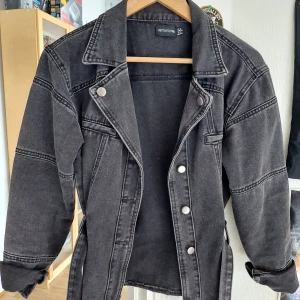 Jeansjacka  - Jeansjacka från PrettyLittleThing med bälte (funkar lika bra att använda med eller utan bältet!). I bra skick🌻