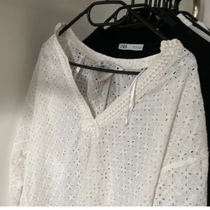 Söt zara blus  - Söt blus från zara i strl S som jag köpte på Plick, men har inte kommit till användning. Skulle passa en M oxå eftersom tröjan är lite stor.❤️(lånade bilder)