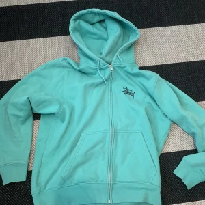 Stussy hoodie storlek M - Stussy hoodie i storlek M. Använd men inga defekter. Köpt på hemsidan. Pris kan diskuteras