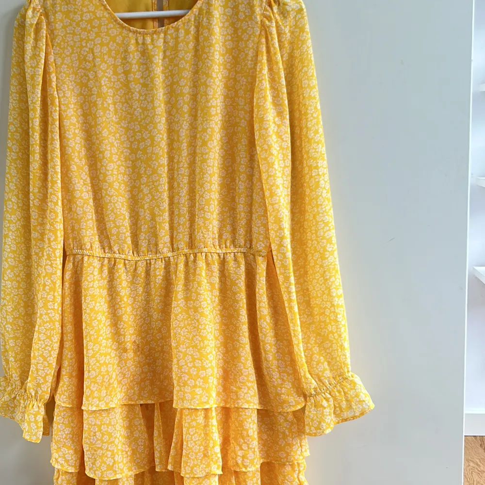 Blommig klänning med underbar gul färg! Älskar den men den är tyvärr för stor för mig. Perfekt nu på sommaren! ☀️💛. Klänningar.