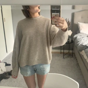 Stickad tröja - stickad mysig tröja, knappt använd. storlek xl men sitter bra på mig med S som man ser på bilden ☺️säljer för 250+frakt vid snabb affär 🤝