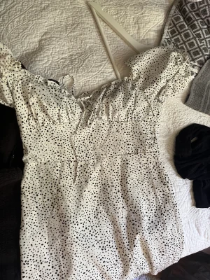 Söt klänning - Superfin mönstrad klänning med detalj vid bysten💞💞