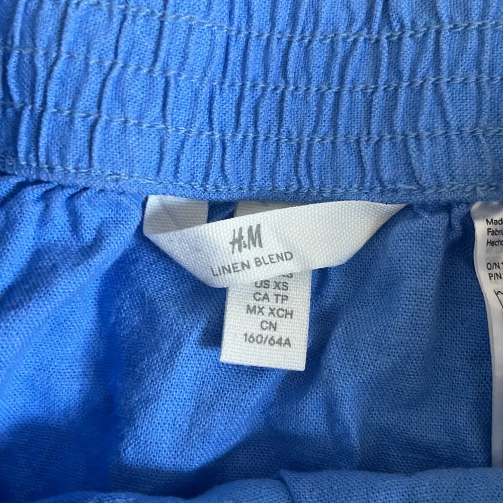 Säljer denna linnekjol från H&M linen blend, som använt fåtal gånger💙. Kjolar.