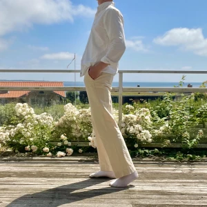 Schnayderman’s ljusa byxor - Säljer nu mina absoluta favorit byxor till förmån för nya kläder i garderoben. Byxorna är av märket Schnayderman’s, de är i toppskick och är av fint material. De har en avslappnad passform med snyggt fall längs med benet. Jag är 188 cm lång som referens. 