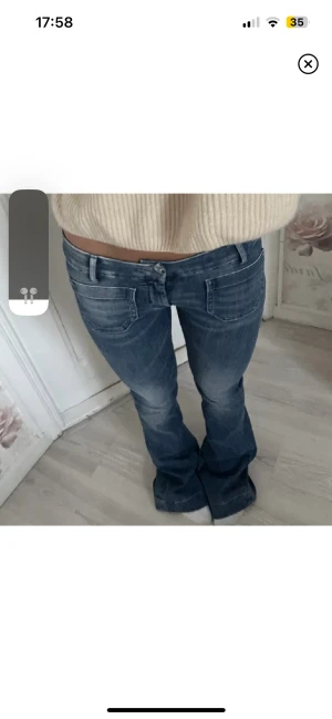 Jeans med framfickor - Säljer dessa ursnygga jeans med fickor fram. Jeansen är köpa här på Plick och bilderna är lånade från förra ägaren. Aldrig använda av mig.