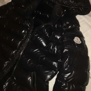 Moncler jacka - Intressekoll på min Moncler jacka i storlek s. Den är sönder i drag kedjan men de går att laga. Köpt för 10000 kr. Hör av er vid frågor