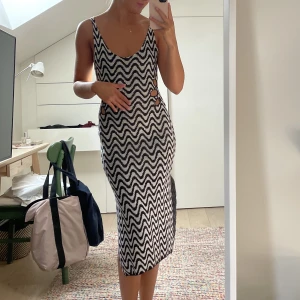 Stickad klänning  - Stickad klänning från hm! Pris lapp finns kvar 