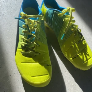 Puma evoPower 2 fotbollssko - Fotbollsskor i nästan nyskick. Säljer för att jag växte ur dem riktigt snabbt