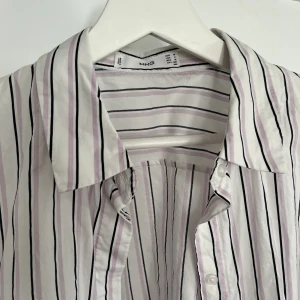 Skjorta från Mango - Passar perfekt till sommaren,  lite kortare modell i längden. Lite oversize skulle jag tycka. Ny pris var 699kr