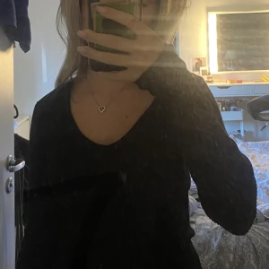 Tröja - Säljer min långärmade svarta stickade tröja som inte använder längre. Tröjan är använd ett fåtals gånger och är precis som ny. Skriv om ni vill ha fler bilder💕köparen betalar för frakten 