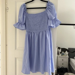 Fin klänning i storlek L  - Knappt använd klänning! 