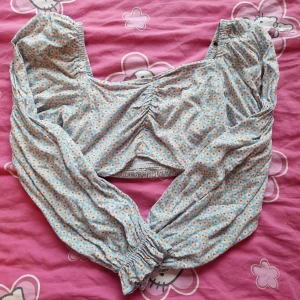 Långärmad croptop  - Gullig croptop med puffiga ärmar och blommönster❤️🌸 Använd 2 gånger. Jättesöt men tyvärr en aning tight över brösten:) Resår i ryggen😊