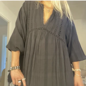 Klänning - Säljer denna super fina klänning från zara som jag tror inte säljs längre! Bilderna är lånade men kan skicka egna💓💓