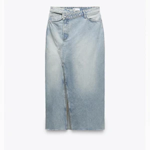 ZARA KJOL - Säljer denna fina jeans kjol pågrund av att den är lite för stor för mig, tog fel storlek!  Aldrig använd utan endast upppackad, (för sent för att skicka retur). ❤️🦋hör av er vid intresse och fler bilder! 