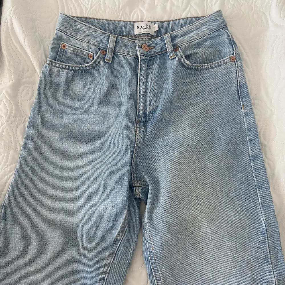 Jeans med raka ben i ljusblå tvätt från NAKD. I storlek 32 men passar även 34. Passar mig i längden som är ca 158 cm. Endast använda 1 gång. 150kr + frakt. Jeans & Byxor.