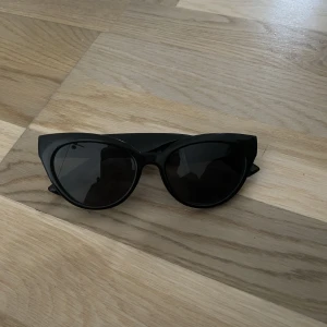 Solglasögon H&M - Cateye solglasögon från Hm som får dig att känna dig kattig. De är i toppenskick!